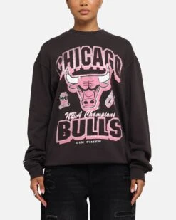 Mitchell & Ness Women's Chicago Bulls Arch Logo Crewneck Overdyed Black